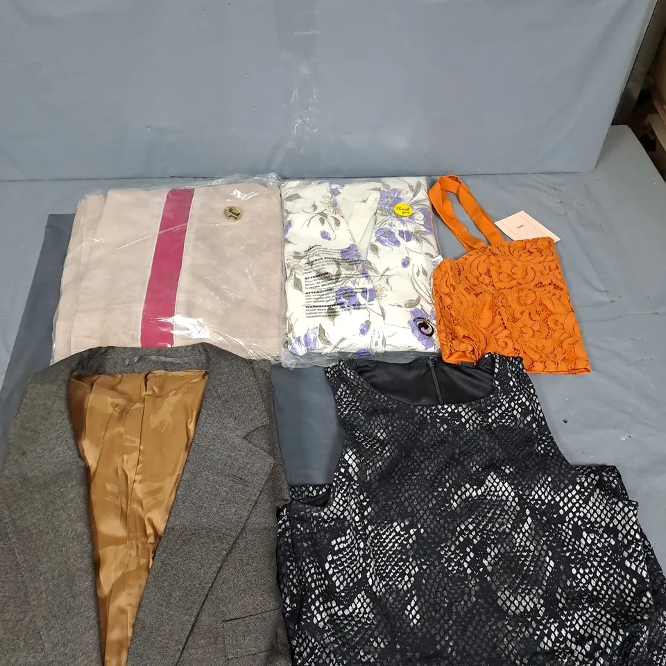 BOX OF APPROXIMATELY 5 ASSORTED CLOTHING AND FASHION ITEMS - VARIOUS COLOURS, SIZES AND STYLES
