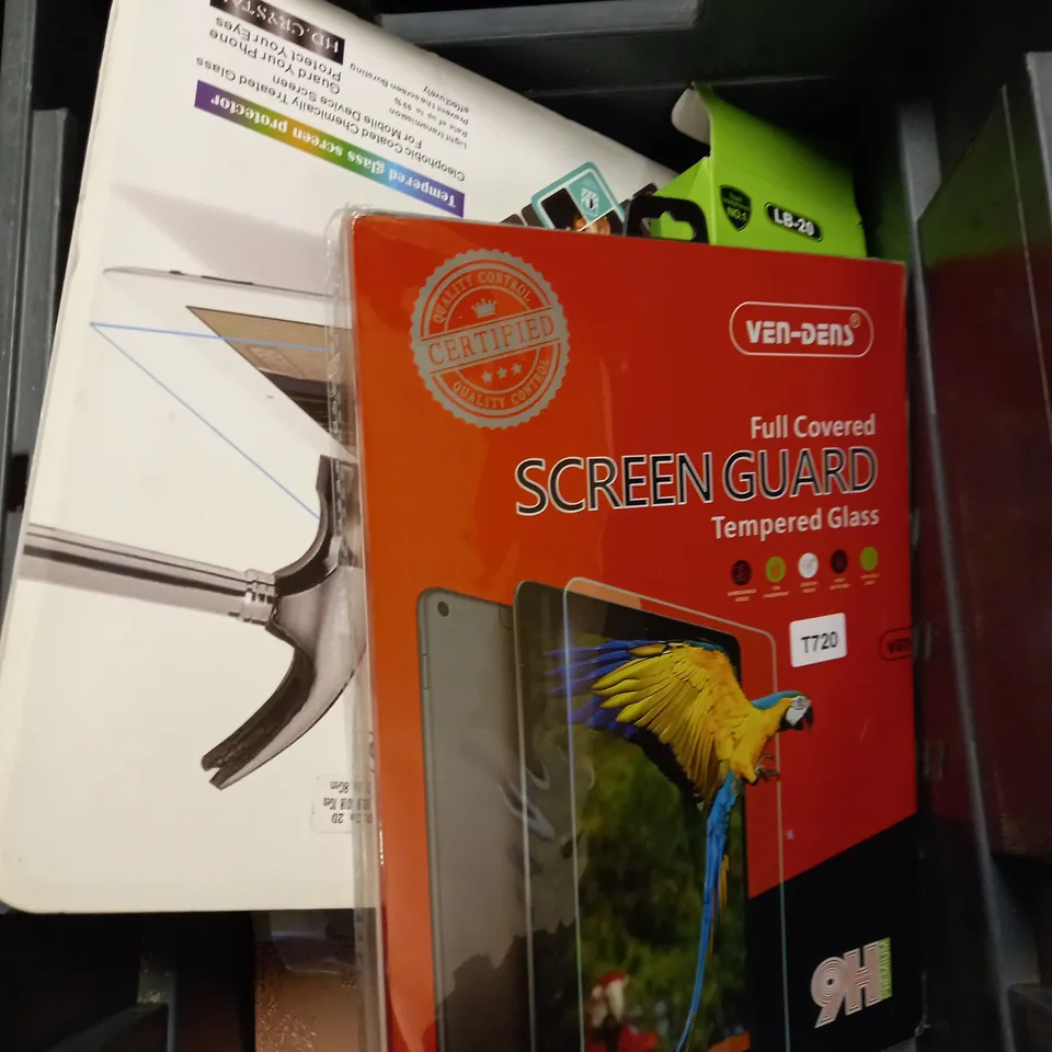 BOX OF APPROXIMATELY 15 ASSORTED SMARTPHONE & TABLET ACCESSORIES TO INCLUDE WATERPROOF POUCH, TABLET CASES, SCREEN PROTECTORS ETC 