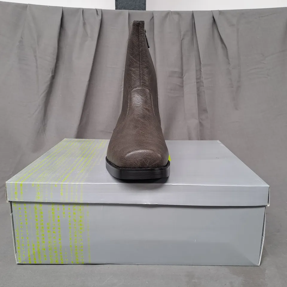 BOXED PAIR OF KOI THE CAVALRY MEN'S HEELED COWBOY BOOTS IN MOCHA UK SIZE 10