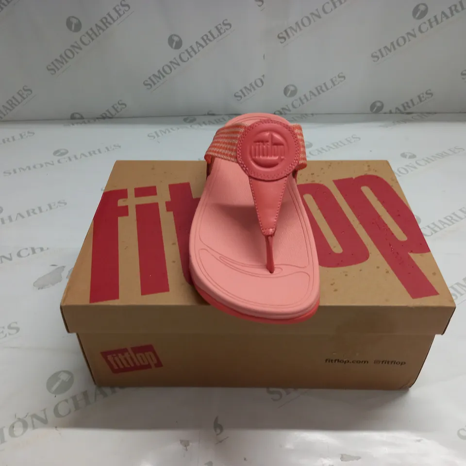 BOXED PAIR OF FITFLOP WALKSTAR TOE POST SANDALS IN SUNSHINE CORAL - UK 6