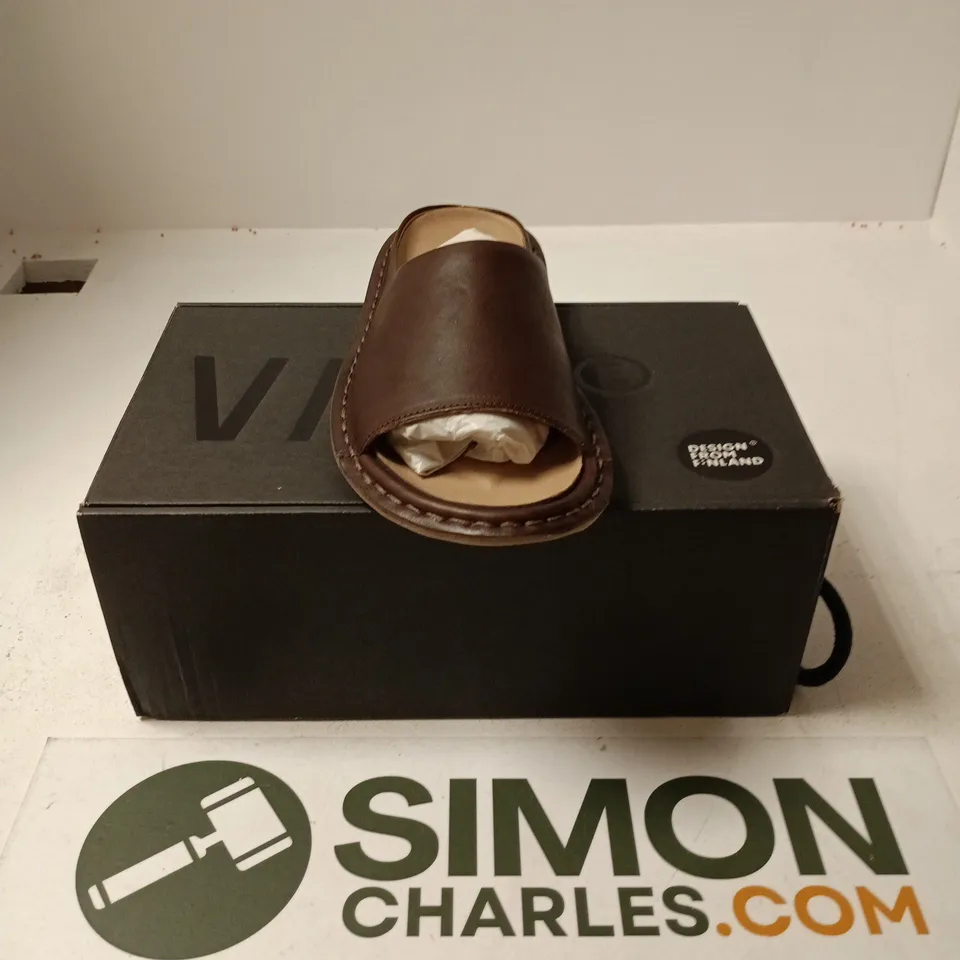 BOXED PAIR OF VIBA LEATHER SLIDES IN COCA BROWN - SIZE 40