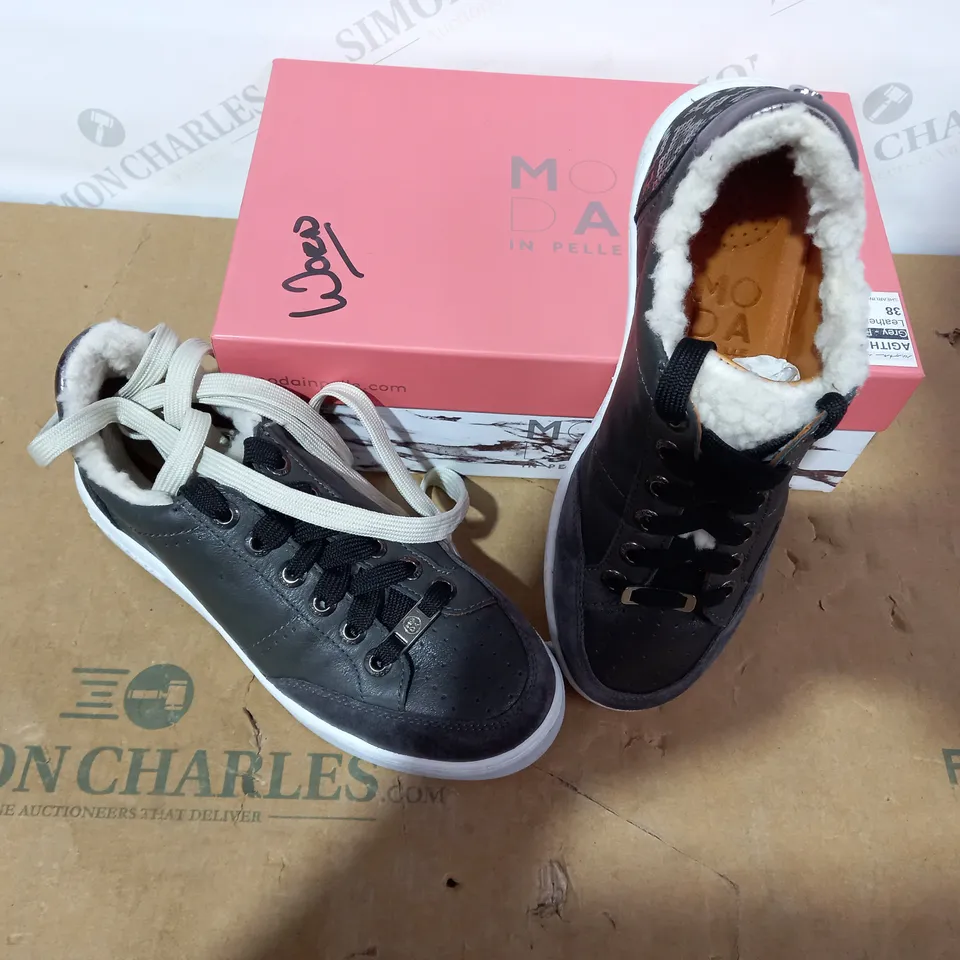 BOXED PAIR OF MODA IN PELLE TRAINERS- SIZE 38