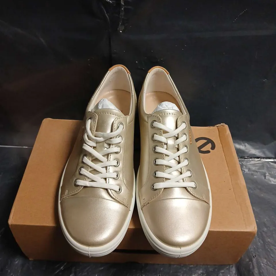BOXED PAIR OF ECCO WOMEN'S METALLIC GOLD SNEAKERS - UK SIZE 39