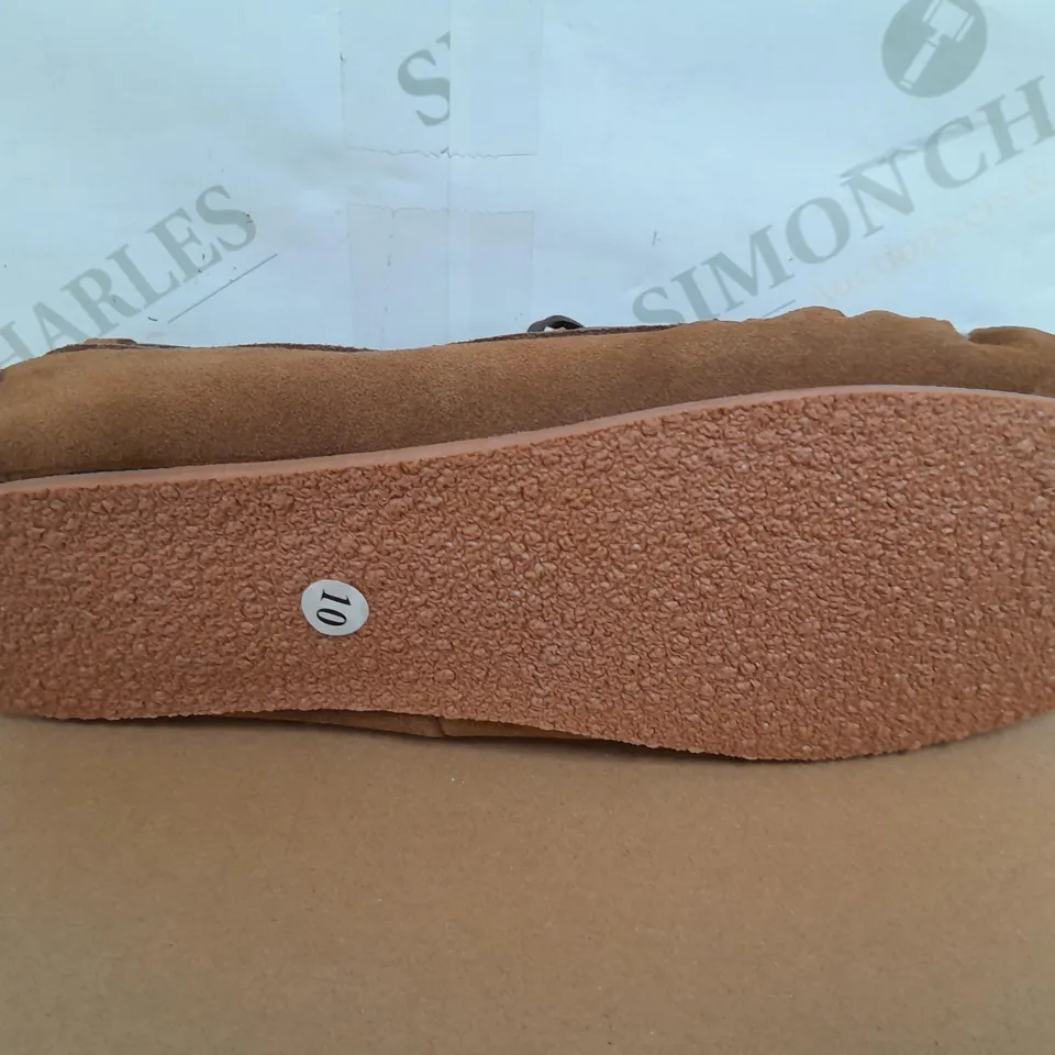 BOXED PAIR OF THE HOUSE OF BRUAR MENS SHEEPSKIN MOCCASINS IN CHESTNUT - SIZE 10