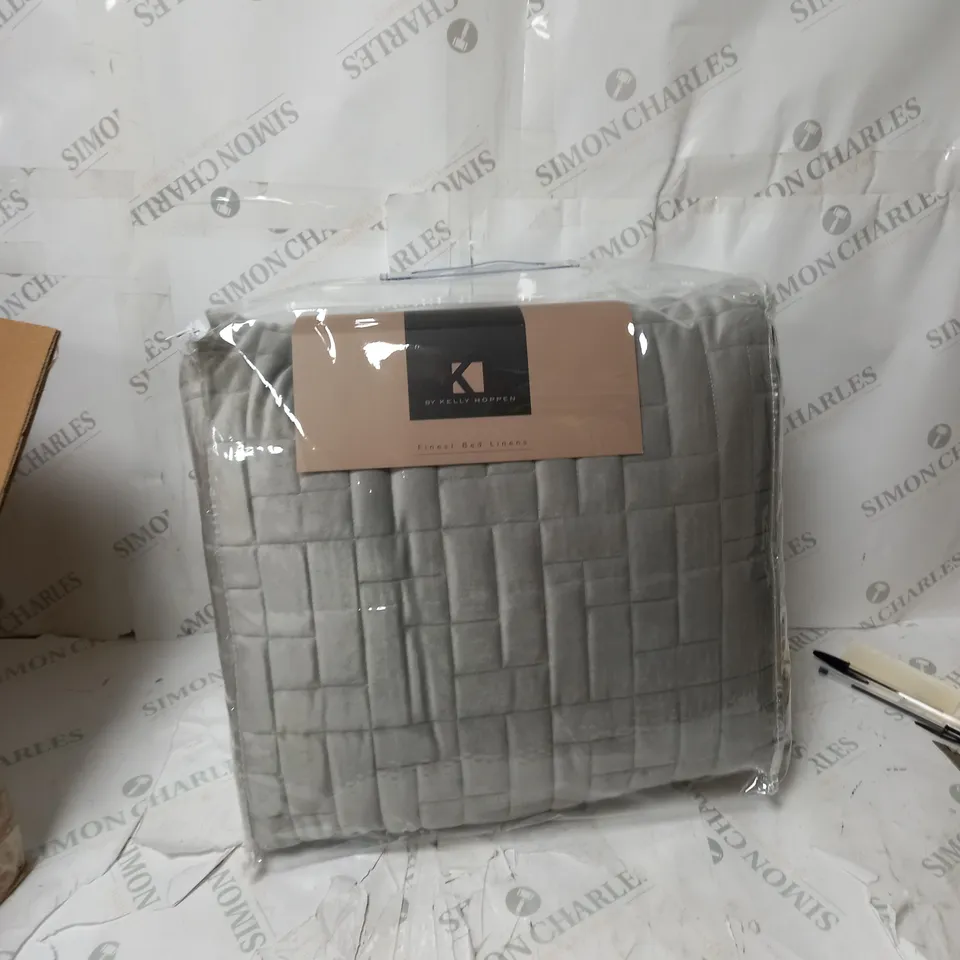 K BY KELLY HOPPEN LUXURY VELVET REVERSIBLE FILLED BEDSPREAD SILVER DOUBLE 