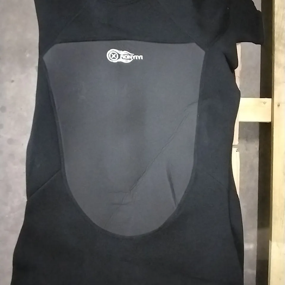 AONYIYI FULL LENGTH WET SUIT IN BLACK - SIZE: XXXXL (NOT BAGGED)