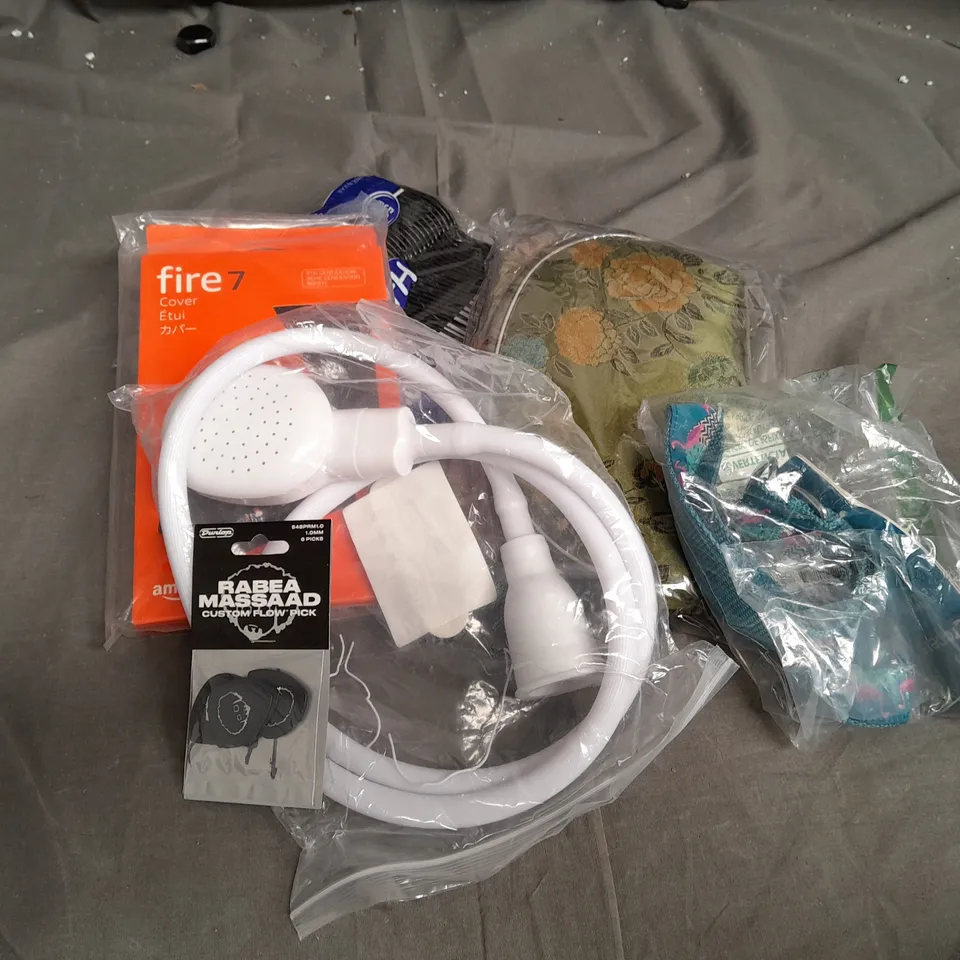 APPROX 20 ASSORTED HOUSEHOLD ITEMS TO INCLUDE DUNLOP CUSTOM GUITAR PICKS, KINDLE FIRE 7 COVER IN DARK GREY AND RC PETS TRAINING COLLAR  