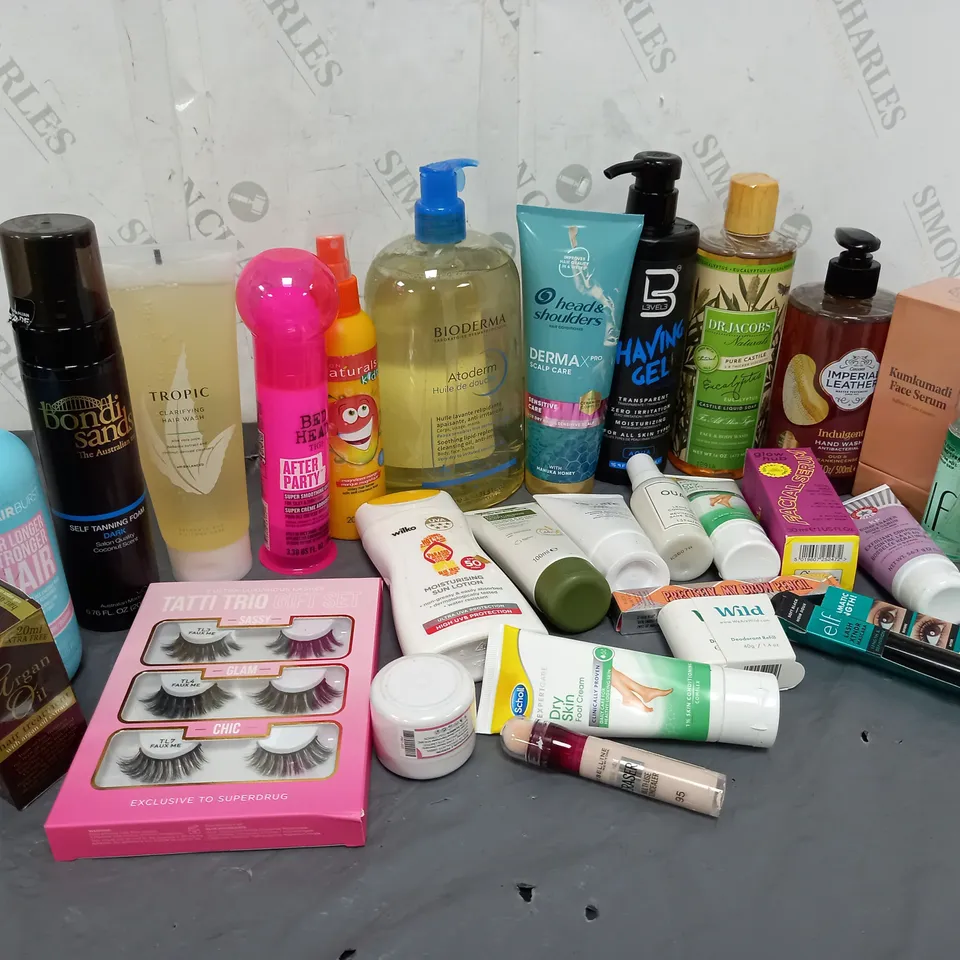 APPROXIMATELY 20 ASSORTED COSMETICS ITEMS TO INCLUDE BIIODERMA ATODERM SOOTHING CLEANSING OIL (1L), GLOW HUB FACIAL SERUM (30ml), ELF LASH XTNDR MASCARA, ETC