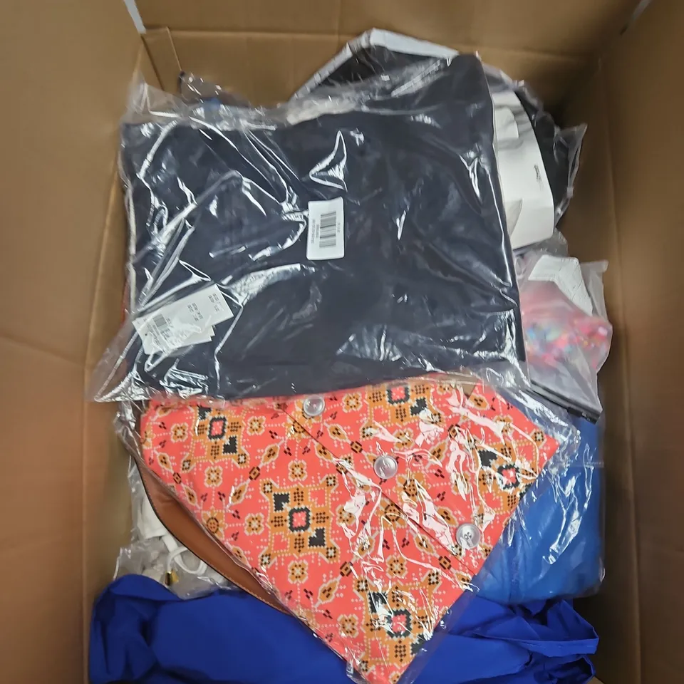 APPROXIMATELY 20 ASSORTED CLOTHING ITEMS IN VARIOUS SIZES, STYLES AND COLOURS