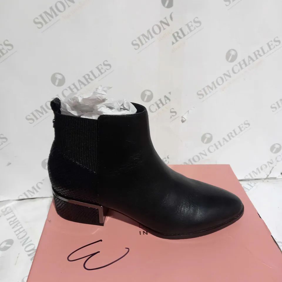 PAIR OF MODA IN PELLE LILITH ANKLE BOOTS BLACK LEATHER SIZE 7