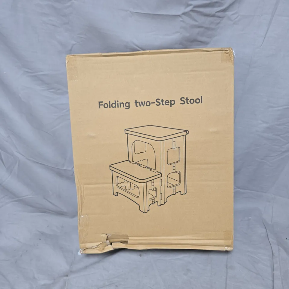 BOX OF APPROXIMATELY 10 ASSORTED ITEMS TO INCLUDE: FOLDING STOOL AND DUVET INSERT