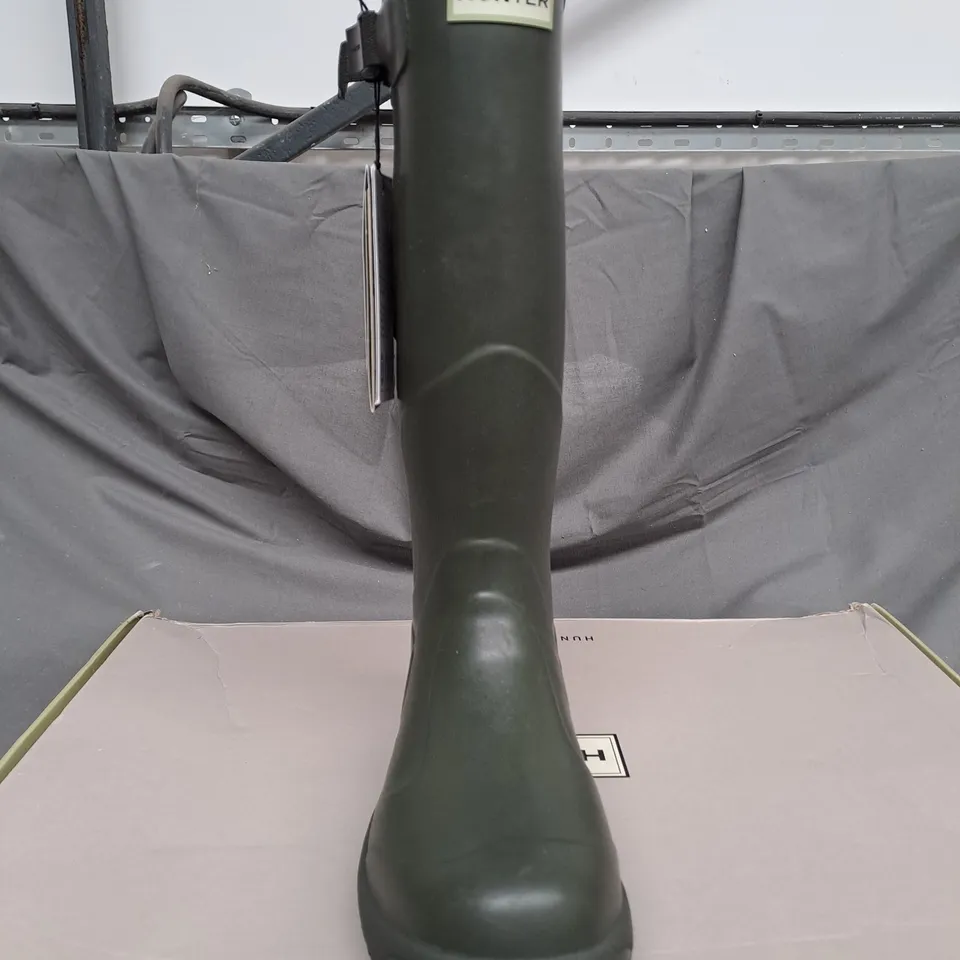 BOXED PAIR OF HUNTER BALMORAL CLASSIC WATERPROOF BOOTS IN DARK OLIVE SIZE 5