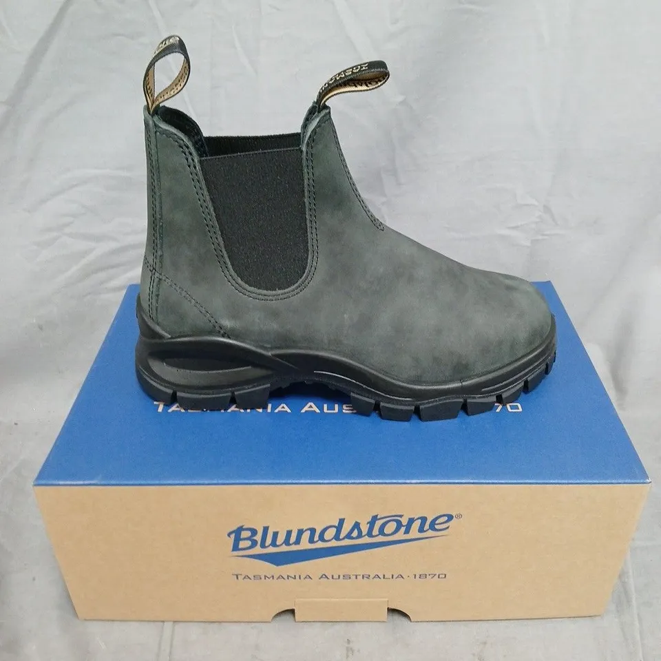 BOXED PAIR OF BLUNDSTONE ELASTIC SIDED BOOTS IN RUSTIC BLACK - 5