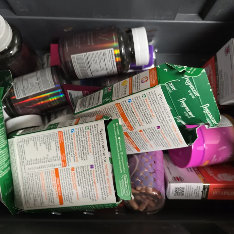 APPROXIMATELY 15 ASSORTED VITAMIN/HEALTH AID PRODUCTS TO INCLUDE NUTRITION GEEKS BIOTIN GROWTH, HAIRWORTHY CHEWABLE STARS. WILLPOWERS CALM, ETC - COLLECTION ONLY