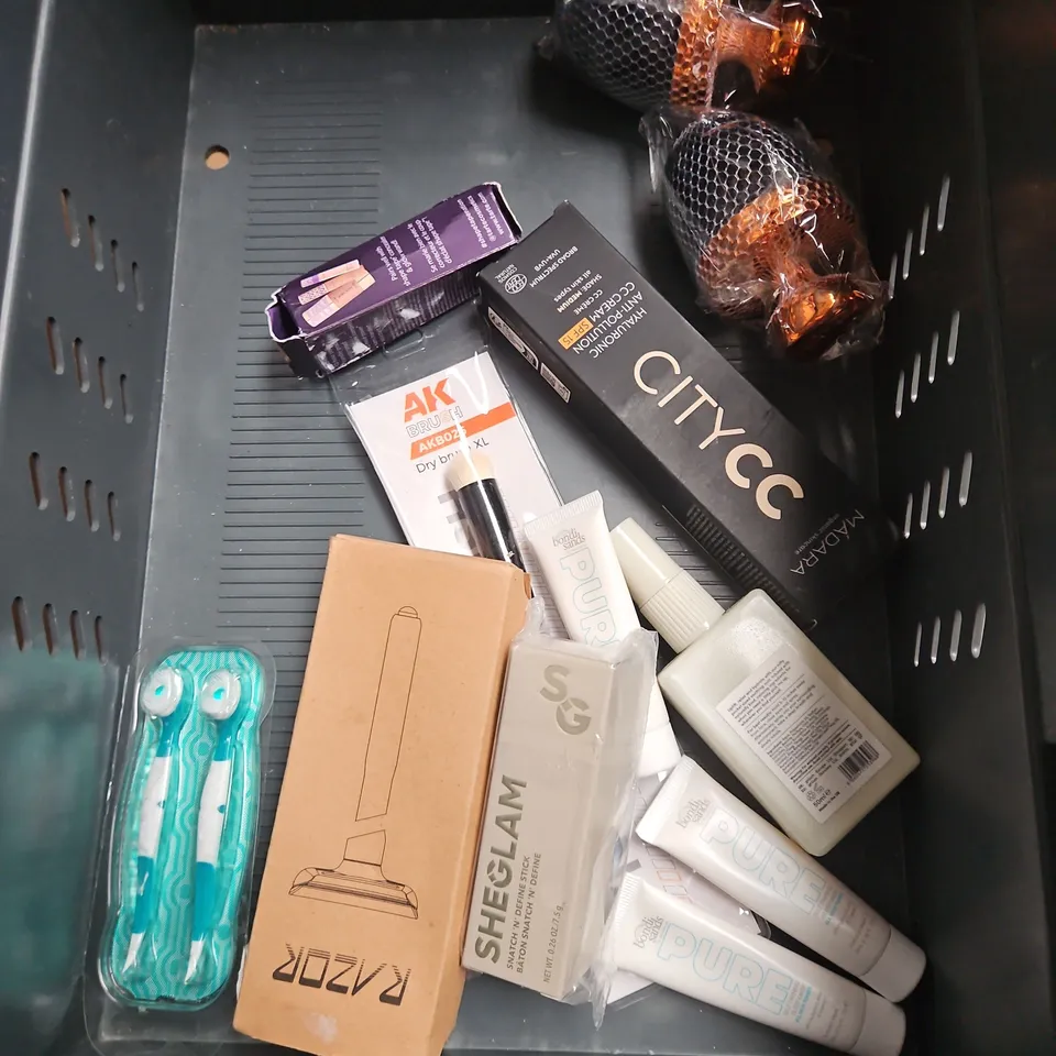 APPROXIMATELY 20 ASSORTED HEALTH & BEAUTY PRODUCTS TO INCLUDE - GILLETTE VENUS BLADES - L'OREAL ELVIVE SHAMPOO & CONDITIONER - PANTENE KERATIN PROTECT OIL - ETC