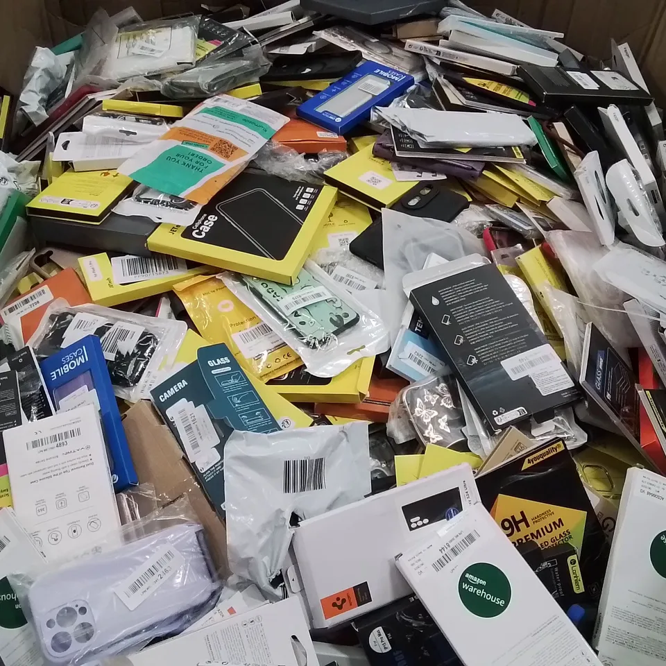 PALLET CONTAINING VERY LARGE AMOUNT OF VARIOUS PHONE CASES [MODELS AND MAKES VARY]