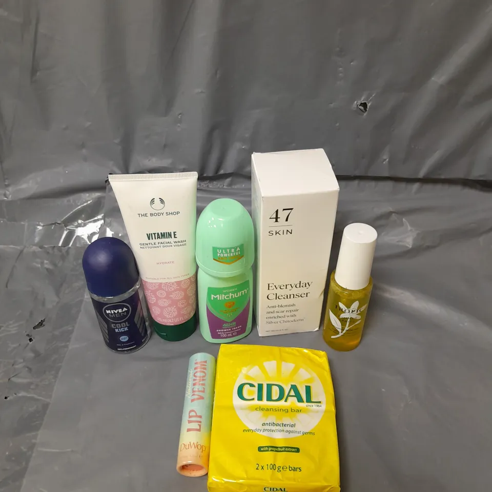 APPROXIMATELY 20 ASSORTED COSMETICS PRODUCTS TO INCLUDE - CIDAL CLEANSING BARS - THE BODY SHOP VITAMIN E FACE WASH - NIVEA MEN ROLL ON DEODORANT - ETC 