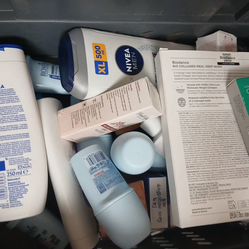 APPROXIMATELY 18 ASSORTED COSMETIC ITEMS INCLUDING VARIOUS MAKES AND BRANDS - COLLECTION ONLY