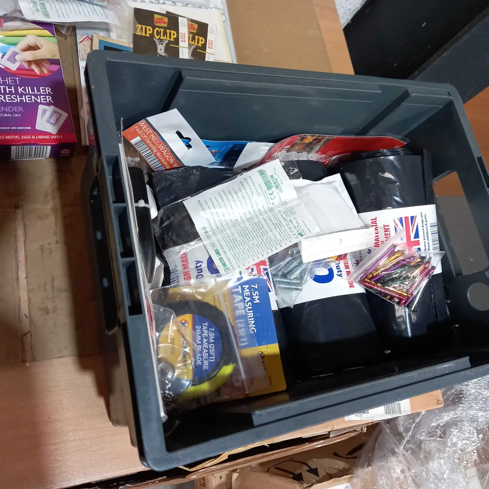 TOTE OF APPROXIMATELY 18 ASSORTED ITEMS TO INCLUDE A EU/UK PLUG SET, 7.5M MEASURING TAPE AND A SACHET MOTH KILLER AND FRESHNER 