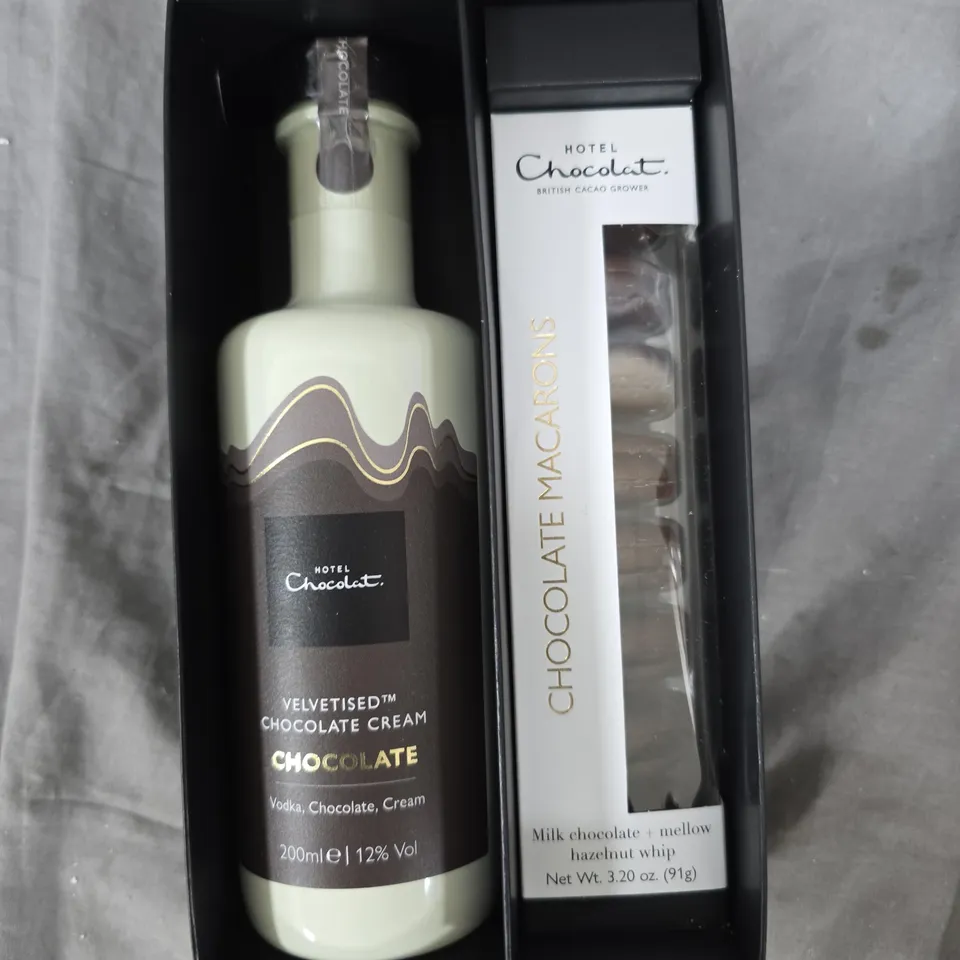 HOTEL CHOCOLAT VELVETISED CHOCOLATE CREAM & MACARONS SET
