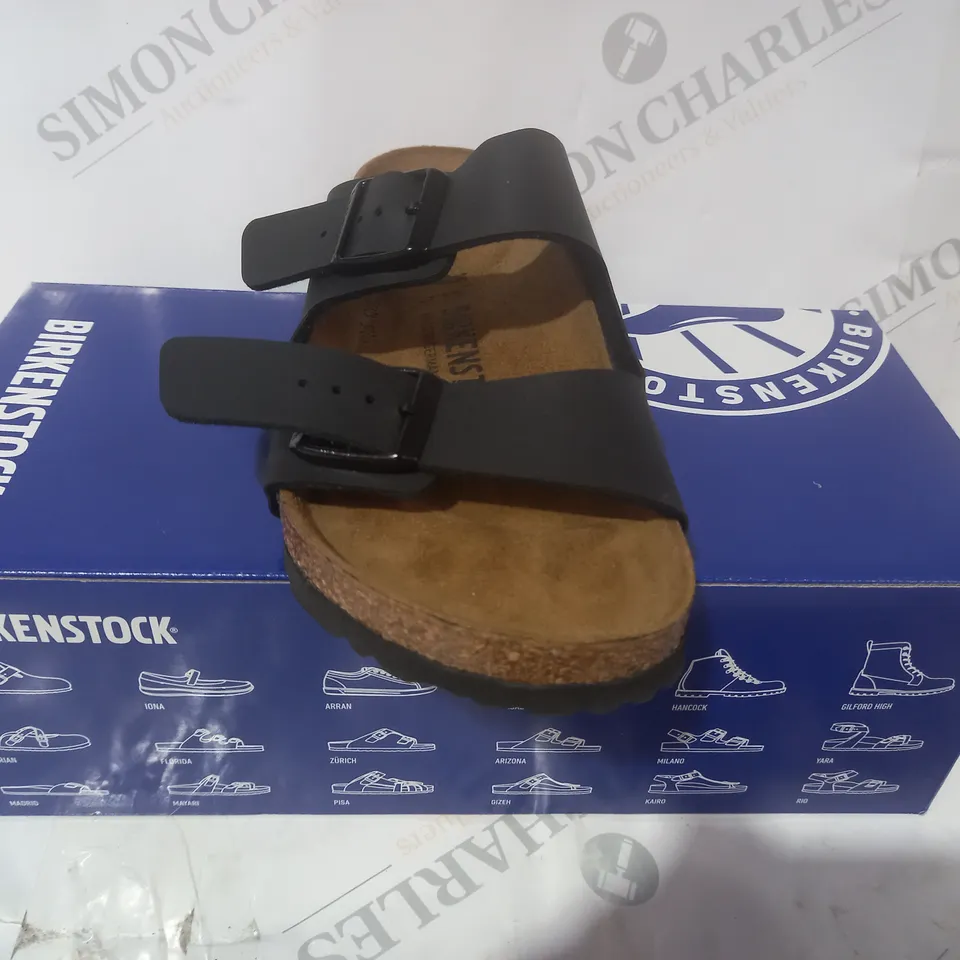 BOXED PAIR OF BIRKENSTOCK ARIZONA BS SLIPPERS IN BLACK UK SIZE 2.5