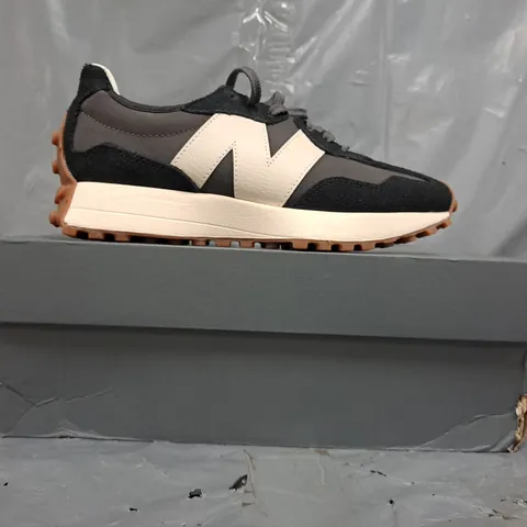 BOXED PAIR OF NEW BALANCE 327 TRAINERS IN BLACK/GREY SIZE UK 5