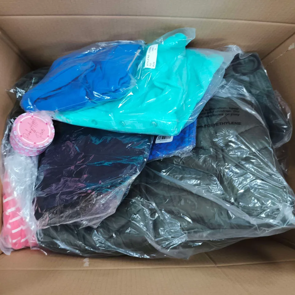 APPROXIMATELY 15 ASSORTED ITEMS TO INCLUDE HOMESMART SPATULA, ROLSON ADHESIVE HOOKS, EMRECO JACKET ETC - COLLECTION ONLY