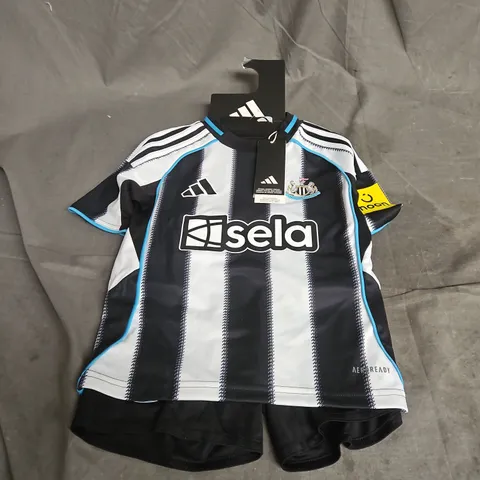 ADIDAS NUFC MINI KIT IN BLACK/WHITE SIZE 4/5YRS