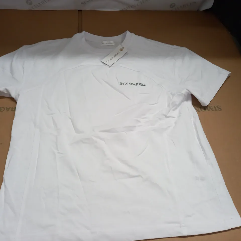 IN A SEASHELL WHITE T-SHIRT - UK 8