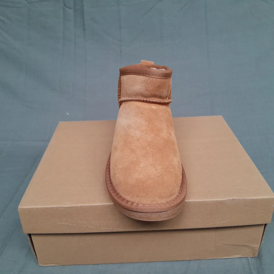 BOXED PAIR OF UGG WDAKOTA BROWN SIZE UK 5 