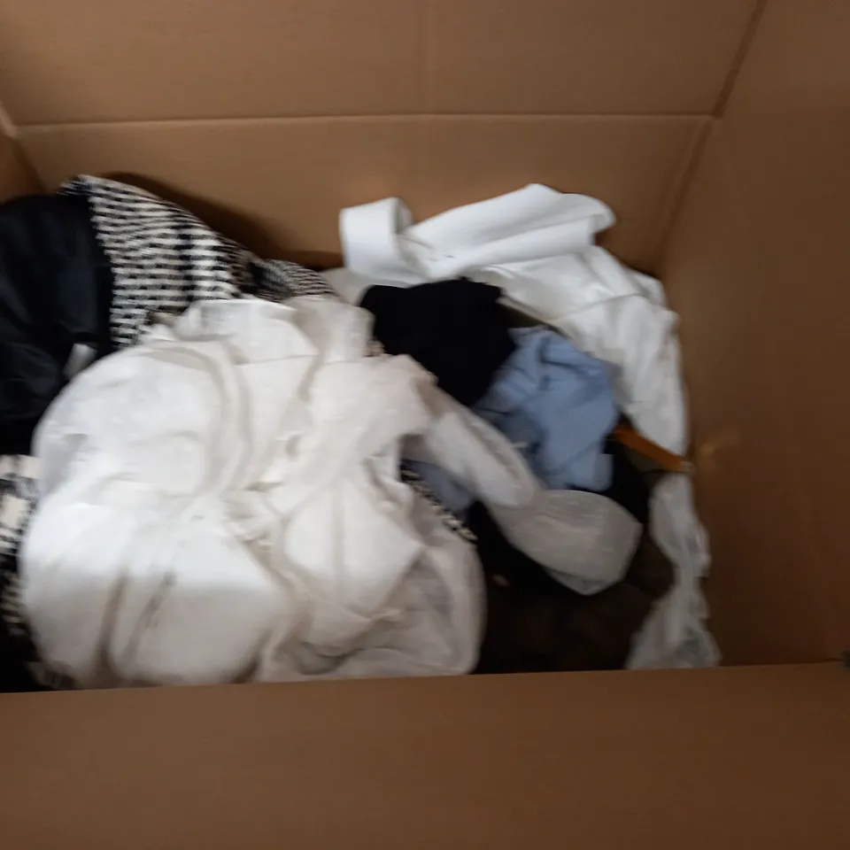 LARGE QUANTITY OF ASSORTED CLOTHING ITEMS TO INCLUDE DOROTHY PERKINS, PRETTYLITTLETHING AND BOOHOO