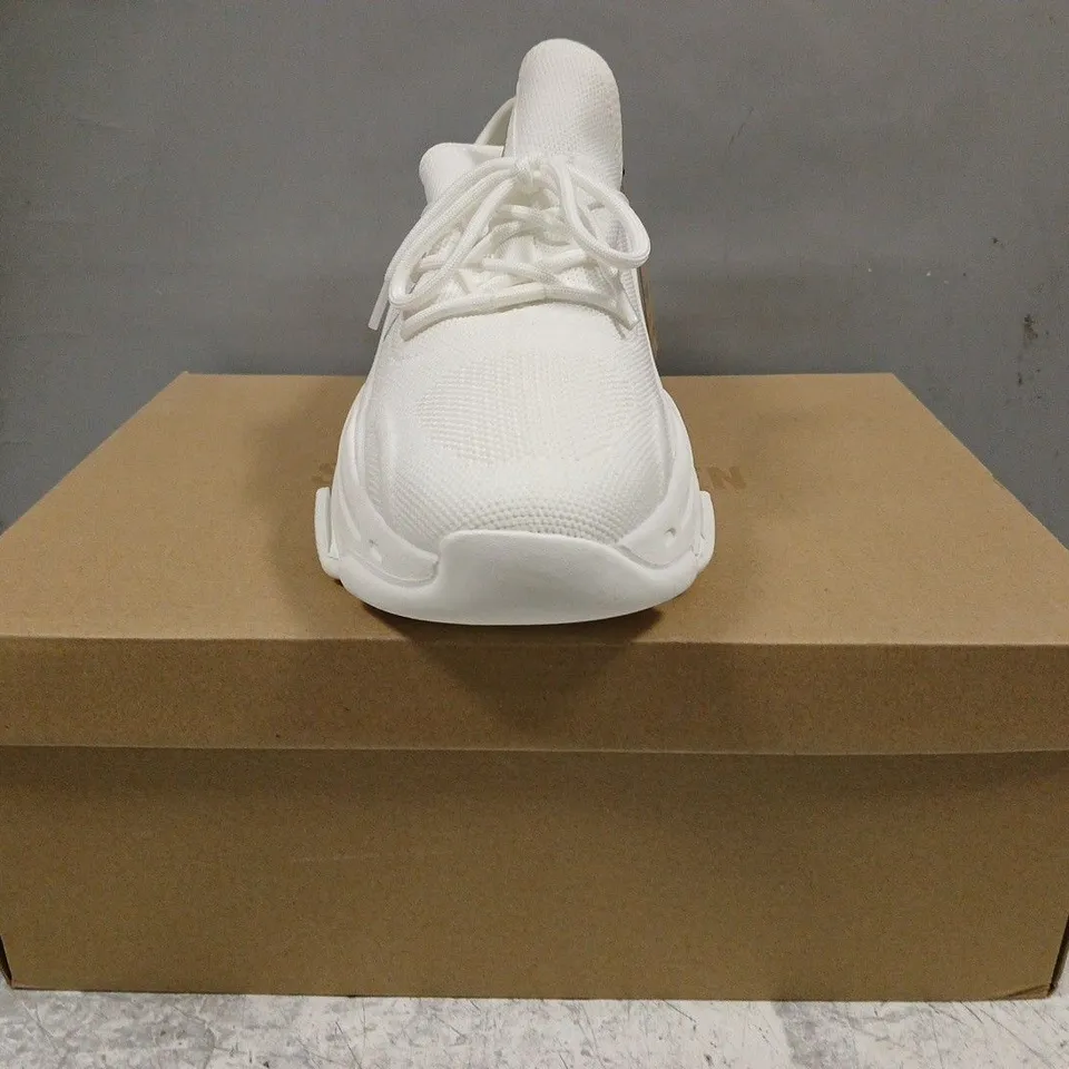 BOXED PAIR OF STEVE MADDEN FABRIC SHOES IN WHITE SIZE UK 8