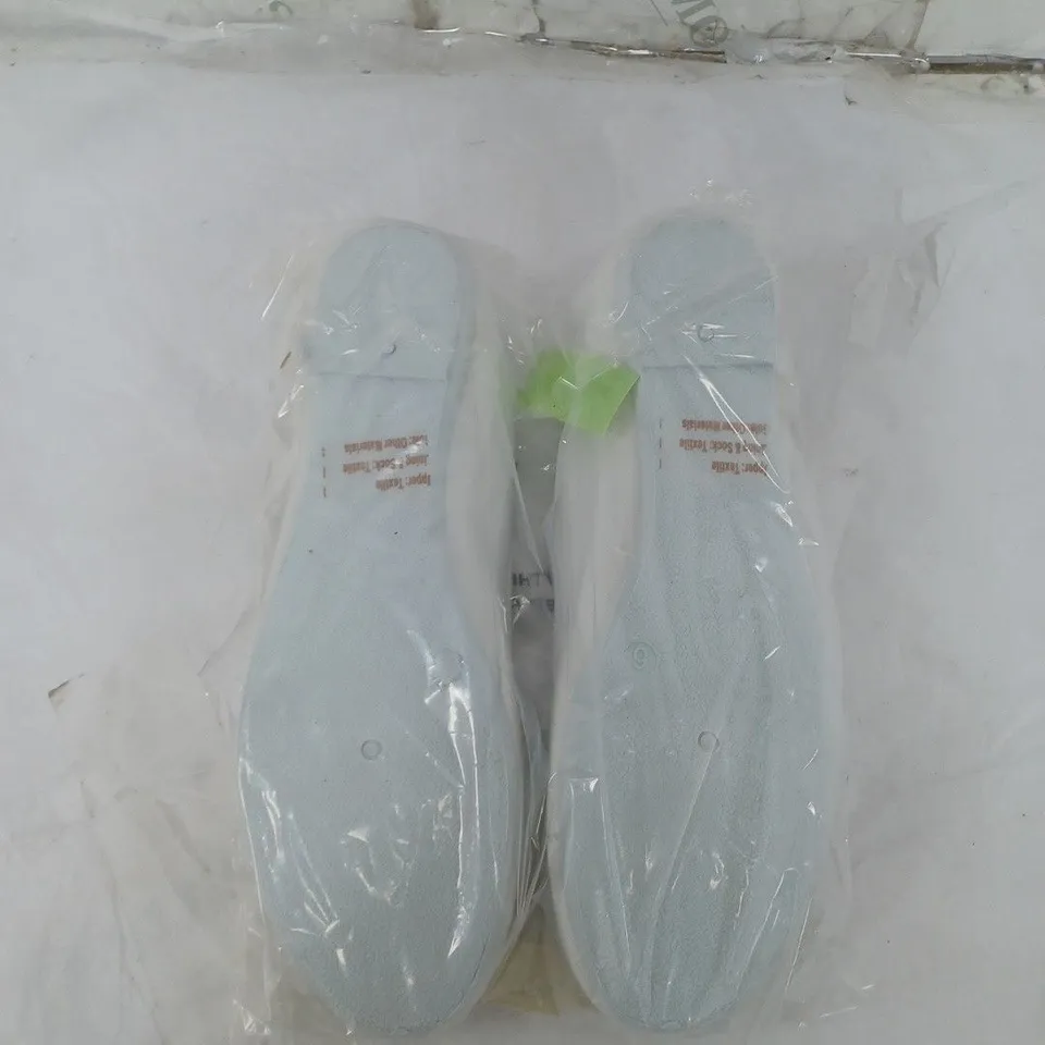 LARGE BOX OF APPROXIMATELY 10 BAGGED ZONE WHITE STRAP PUMPS IN VARIOUS SIZES 