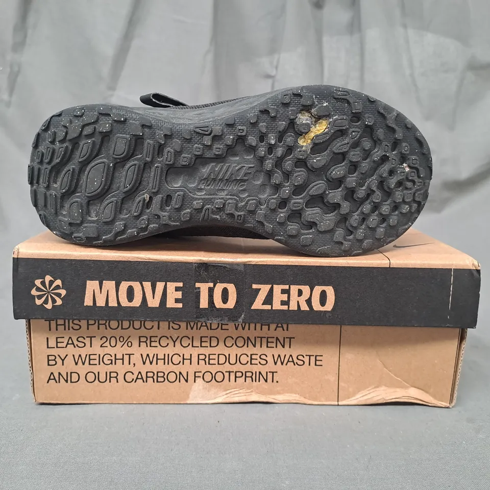 BOXED PAIR OF NIKE REVOLUTION 6 FLYEASE KIDS SHOES IN BLACK UK SIZE 11
