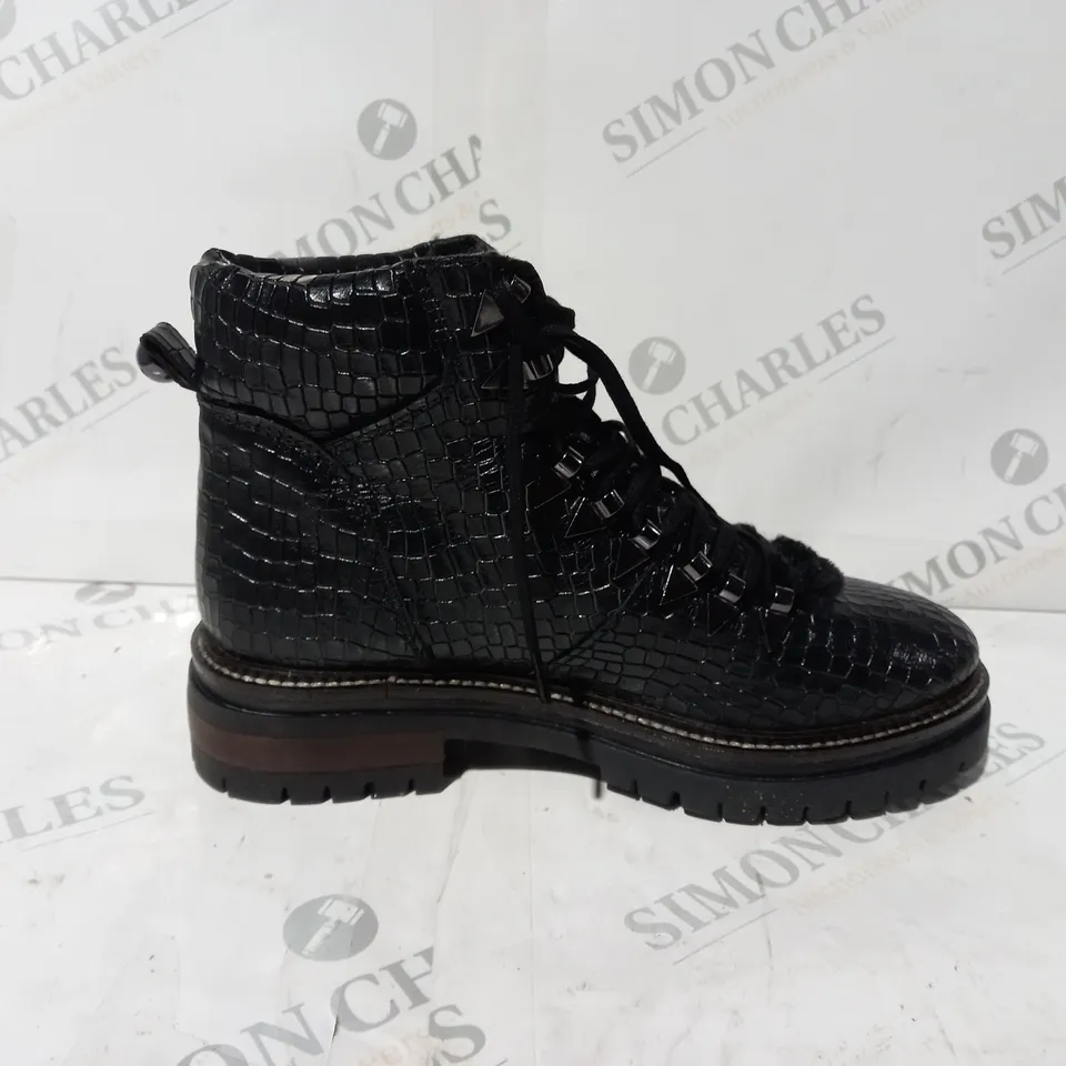 BOXED PAIR OF MODA IN PELLE HIKING BOOTS IN BLACK CROC UK SIZE 5