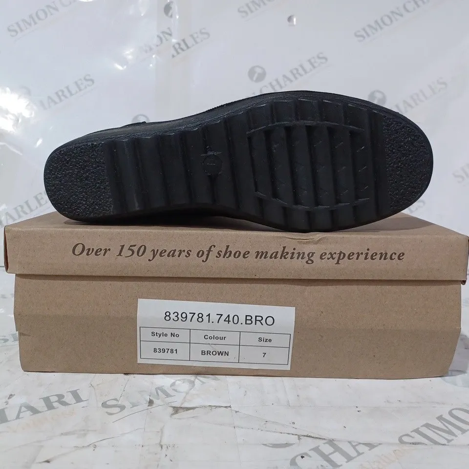 BOXED PAIR OF CUSHION-WALK FAUX FUR LINED ANKLE BOOTS IN BROWN SIZE 7