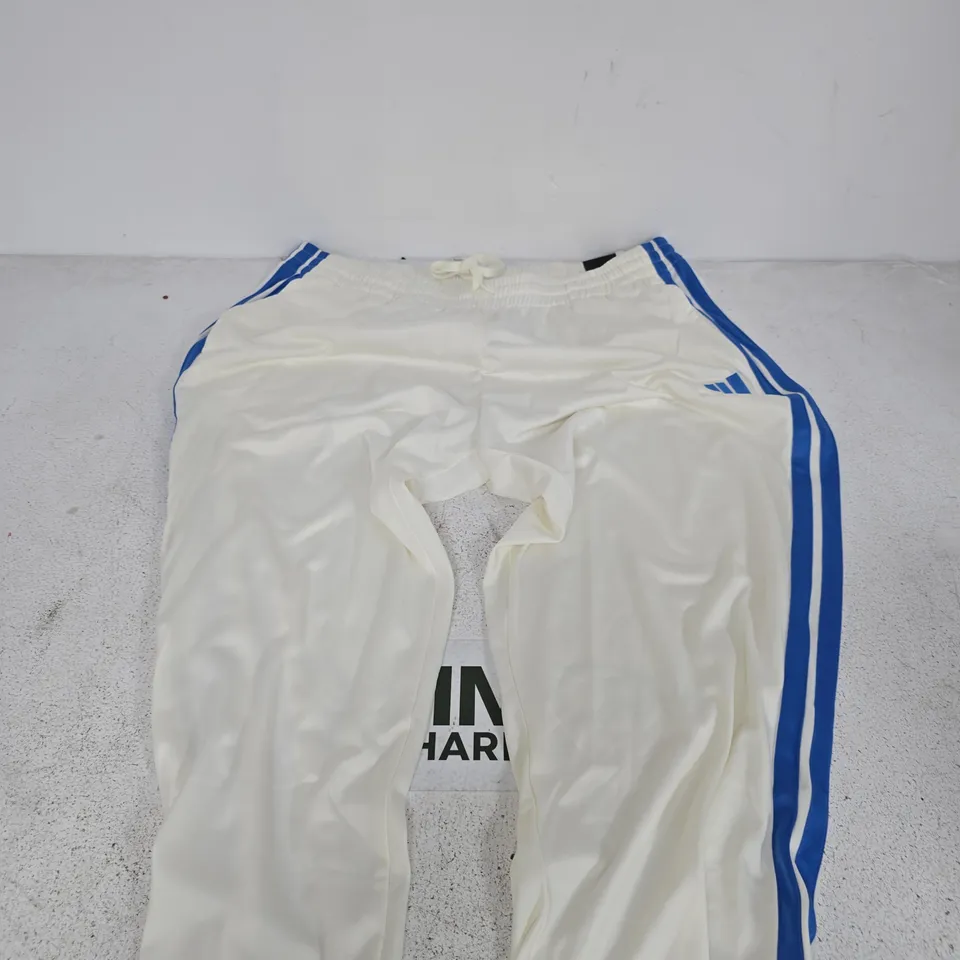 ADIDAS TRACK PANTS – WHITE WITH BLUE SIDE STRIPES (UK 2XL)