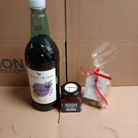 APPROXIMATELY 12 ASSORTED FOOD AND DRINKS ITEMS TO INCLUDE - CLOTTED CREAM FUDGE, SWEETBIRD BLUEBERRY SYRUP, CHIPOTLE SMOKED CHILI JAM ETC 
