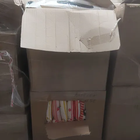 PALLET CONTAINING A LARGE QUANTITY OF BEDDING PRODUCTS AND OUTDOOR CUSHIONS