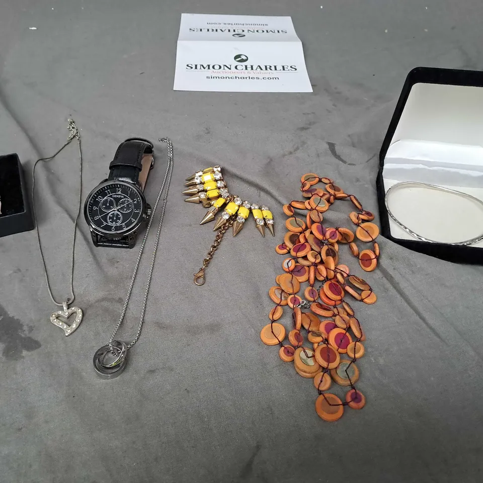 APPROXIMATELY 25 ASSORTED JEWELLERY PRODUCTS TO INCLUDE RINGS , WATCHES , NECKLACES , ETC  
