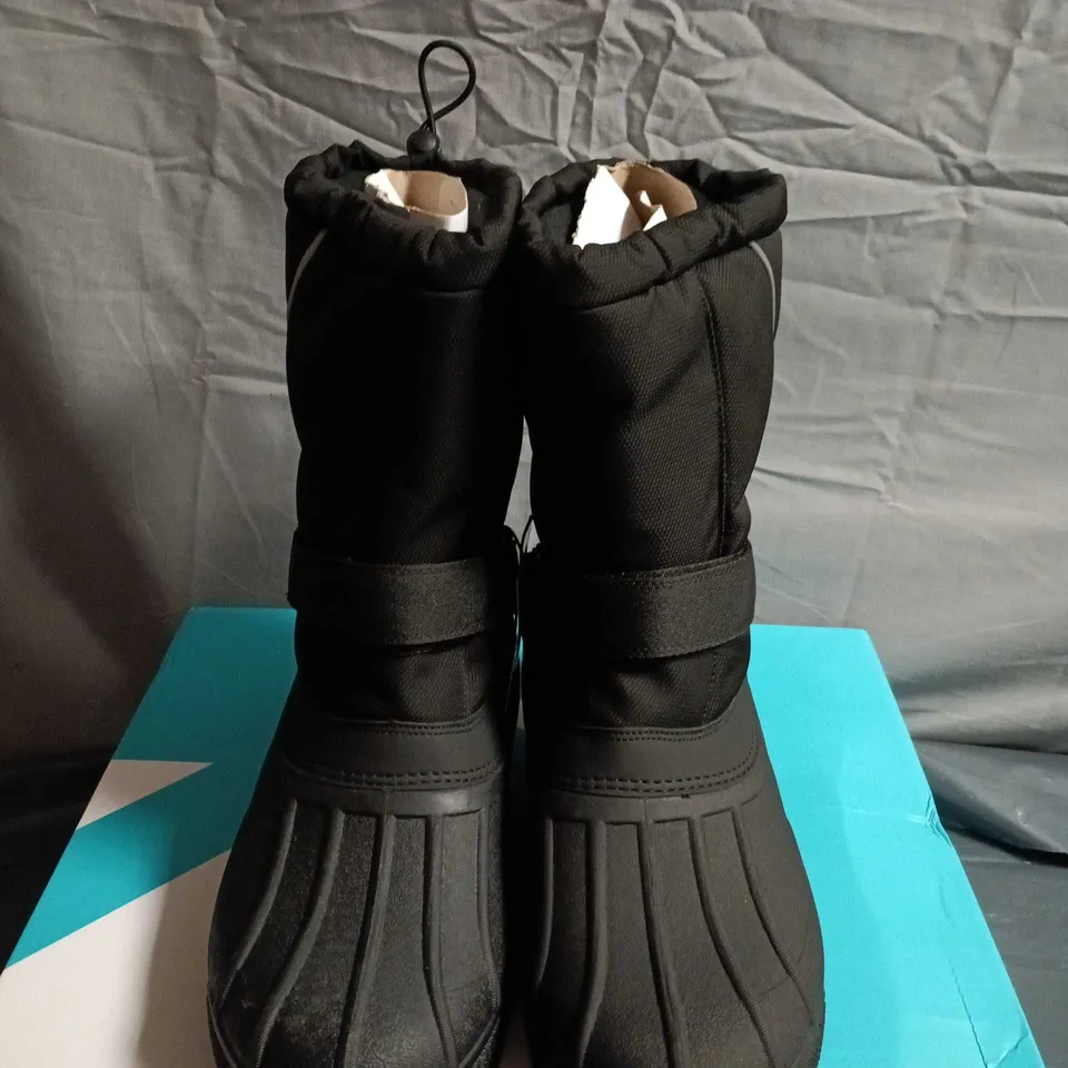 BOXED PAIR OF EDGE M ASPEN SNOW BOOTS - BLACK, MEN'S SNOW BOOT UK 10 (EU 44)