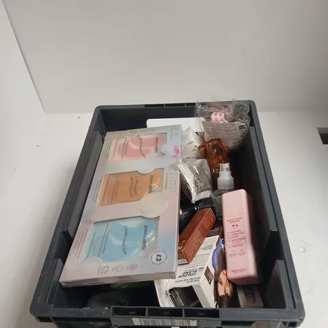 TOTE OF APPROXIMATELY 20 ASSORTED COSMETICS TO INCLUDE: NIVEA SHOWER CREAM 