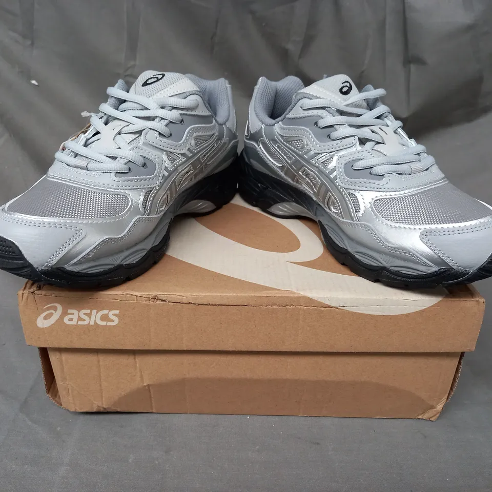BOXED PAIR OF ASICS GEL-NYC SHOES IN GREY/SILVER UK SIZE 6