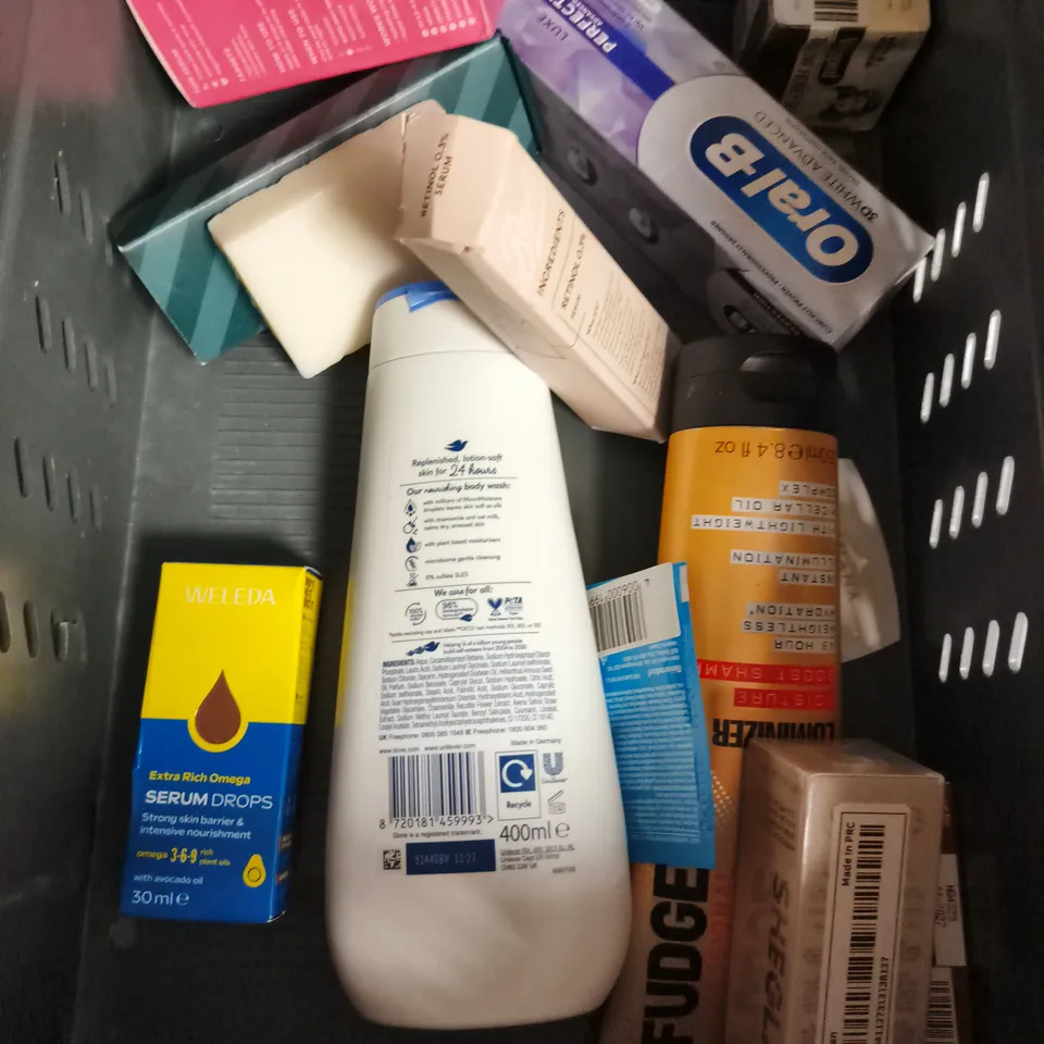 APPROXIMATEY 20 ASSORTED HEALTH AND BEAUTY PRODUCTS TO INCLUDE - MEDIK8 GENTLE CLEANSE - CERAVE HYDRATING CLEANSER - SIMPLE GLOW FACIAL WASH - ETC