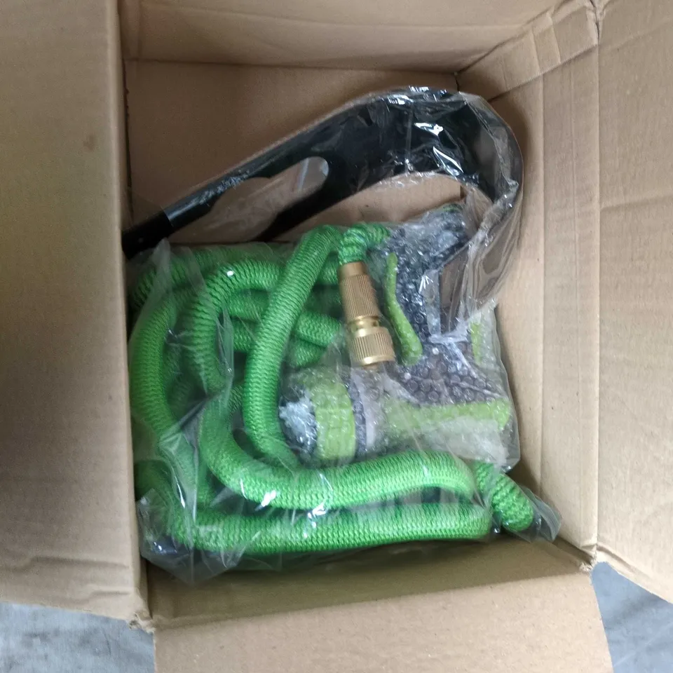 BRIGHT GREEN GARDEN HOSE WITH BRASS CONNECTOR