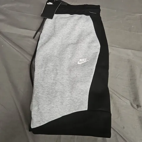 NIKE STANDARD FIT JOGGERS IN BLACK/GREY - XL