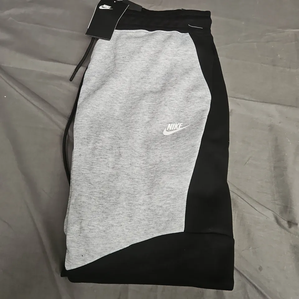 NIKE STANDARD FIT JOGGERS IN BLACK/GREY - XL