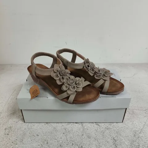 JO & JOE WOMEN'S SANDALS WITH FLORAL EMBELLISHMENT β UK 6