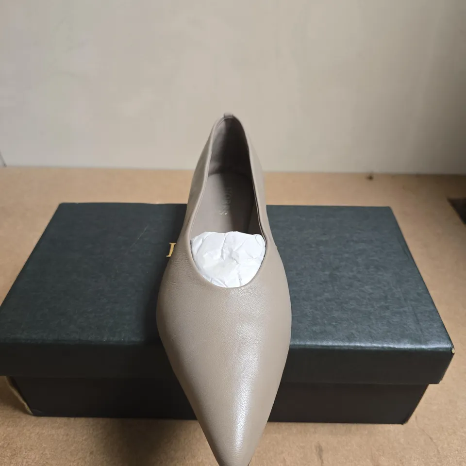 BOXED PAIR OF HOBBS VALENTINA BALLERINA MUSHROOM NAPPA LEATHER PUMP – UK SIZE 7