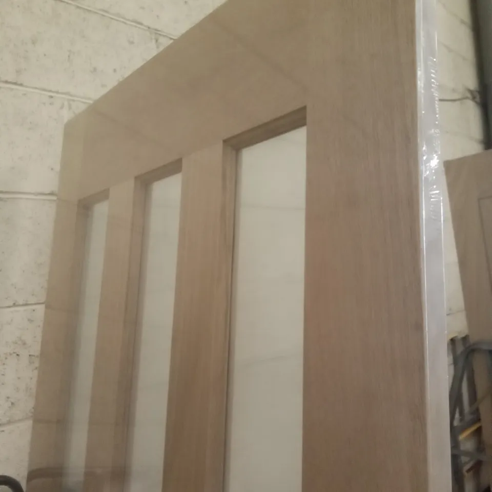 GEOM 1981 X 762MM OAK VENEERED GLAZED INTERNAL DOOR